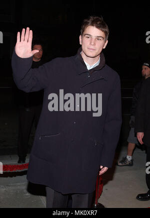 Josh Hartnett anreisen, bei der Premiere von "Black Hawk Down" an der Akademie der Künste und Wissenschaften in Los Angeles. 18. Dezember 2001. - HartnettJosh 04. jpgHartnettJosh 04 Veranstaltung in Hollywood Leben - Kalifornien, Red Carpet Event, Vertikal, USA, Filmindustrie, Prominente, Fotografie, Bestof, Kunst, Kultur und Unterhaltung, Topix Celebrities Fashion / vom roten Teppich-, eine Person, Vertikal, Besten, Hollywood Leben, Event in Hollywood Leben - Kalifornien, Roter Teppich und backstage, USA, Film, Stars, Film Stars, TV Stars, Musik celeb Stockfoto