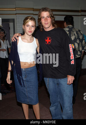 Majandra Delfino und Brendan Fehr - Roswell - Ankunft bei der Premiere der American Outlaws am Mann Dorf Theater in Los Angeles vom 14. August 2001 © tsuni - FehrBrendan DelfinoMaj 03. JPGDelfinoMaj FehrBrendan 03 Veranstaltung in Hollywood Leben - Kalifornien, Red Carpet Event, Vertikal, USA, Filmindustrie, Prominente, Fotografie, Bestof, Kunst, Kultur und Unterhaltung, Topix Celebrities Fashion / vom roten Teppich-, Vertikal, Besten, Hollywood Leben, Event in Hollywood Leben - Kalifornien, Roter Teppich, USA, Film, Stars, Film Stars, TV Berühmtheiten Stockfoto