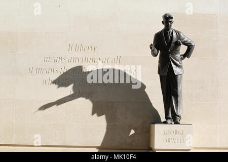 George Orwell statue wirft einen Schatten in der hellen Sonne außerhalb der BBC Broadcasting House am 06, Mai, 2018 Stockfoto