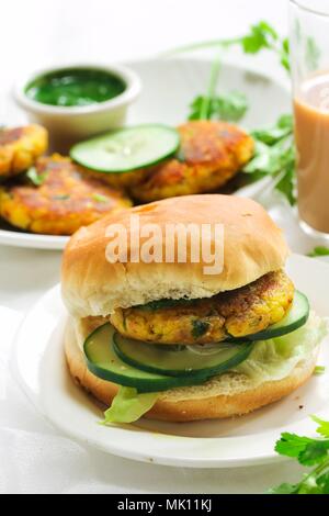 Vegetarische Alu Tikki Burger mit Kartoffel Bratlinge Stockfoto