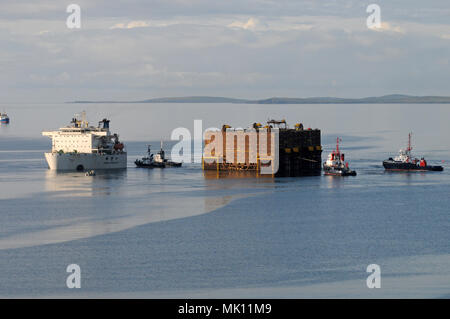 Schweres Heben Schiff Xiang Yun Kou liefert einen Teil der Clair ridge Projekt in die Nordsee und haben es selbst Eintauchen entladen. Stockfoto