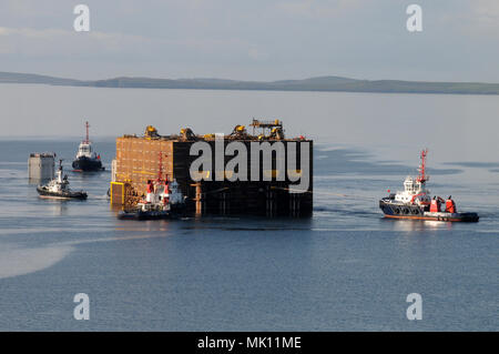 Schweres Heben Schiff Xiang Yun Kou liefert einen Teil der Clair ridge Projekt in die Nordsee und haben es selbst Eintauchen entladen. Stockfoto