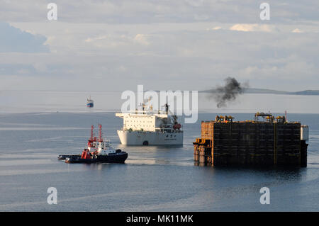 Schweres Heben Schiff Xiang Yun Kou liefert einen Teil der Clair ridge Projekt in die Nordsee und haben es selbst Eintauchen entladen. Stockfoto