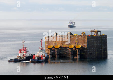 Schweres Heben Schiff Xiang Yun Kou liefert einen Teil der Clair ridge Projekt in die Nordsee und haben es selbst Eintauchen entladen. Stockfoto