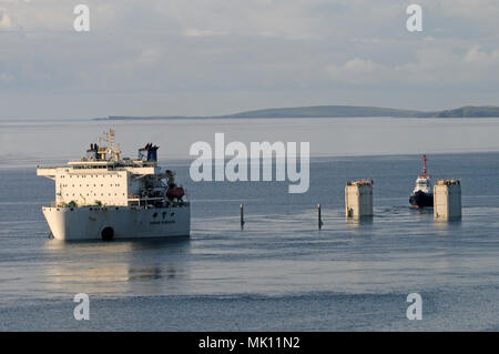 Schweres Heben Schiff Xiang Yun Kou liefert einen Teil der Clair ridge Projekt in die Nordsee und haben es selbst Eintauchen entladen. Stockfoto