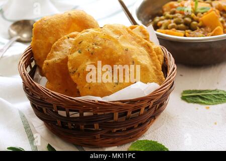 Hausgemachten indischen Kartoffel Poori oder Puri serviert mit Alu Matar, selektiven Fokus Stockfoto