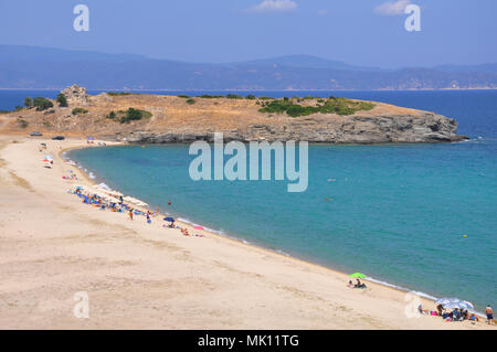 Ruinen des Turms von Agios Nikolaos und Trani Ammouda Strand in Halbinsel Sithonia Chalkidiki Griechenland Stockfoto