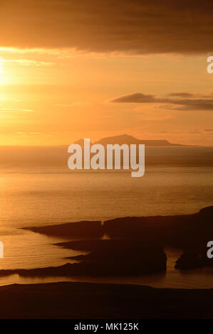Die Insel Foula Mitte Sommer bei Sonnenuntergang auf dem westlich der Shetland Inseln Stockfoto