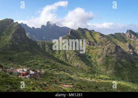 Blick auf das Dorf Las Portelas und die Berge auf dem Weg nach Masca im Westen von Teneriffa in Spanien Stockfoto