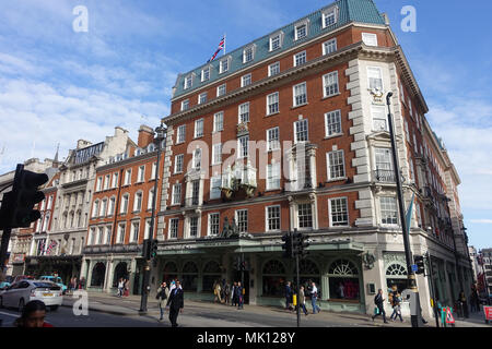 Ansicht des Fortnum & Mason Kaufhaus in Piccadilly London Stockfoto