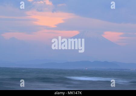 Dämmerung Landschaft der Insel Enoshima in Japan mit dem Berg Fuji im Hintergrund Stockfoto