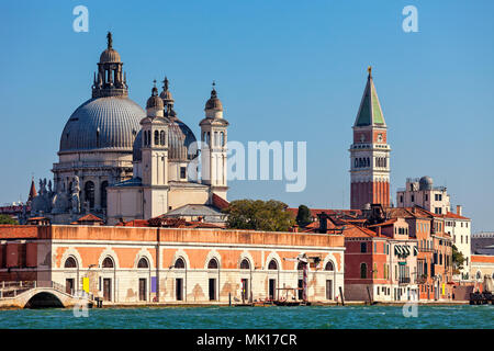 Kuppeln der Santa Maria della Salute Basilika und St. Mark's Campanile auf Hintergrund in Venedig, Italien. Stockfoto