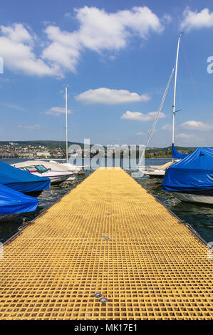 Boote an einer Pier am Zürichsee in der Schweiz, die Aussicht von der Stadt Zürich Anfang Mai. Stockfoto