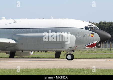 Nase von einem der beiden Boeing RC-135 U Kampf geschickt elektronische Informationsbeschaffung flugwerke in der USAF. Ein Haie Mund hat vor kurzem hinzugefügt. Stockfoto