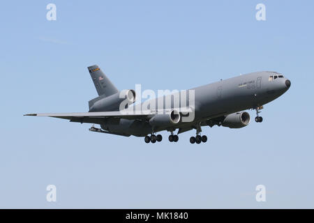 USAF KC-10A Extender aus McGuire AFB auf Ansatz in die RAF Mildenhall auf einem hellen Morgen. Stockfoto