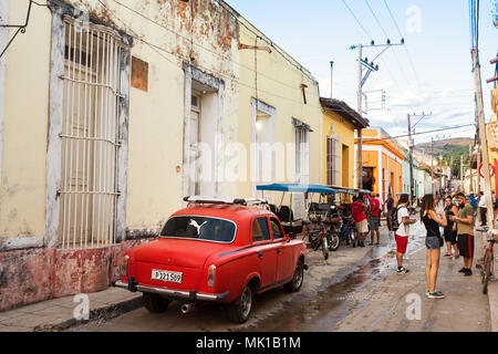 Trinidad, Kuba - Dezember 8, 2017: Das tägliche Leben auf einer Straße in Trinidad mit Menschen und Autos Stockfoto