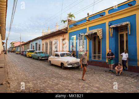 Trinidad, Kuba - Dezember 8, 2017: Das tägliche Leben auf einer Straße in Trinidad mit Menschen und Autos Stockfoto