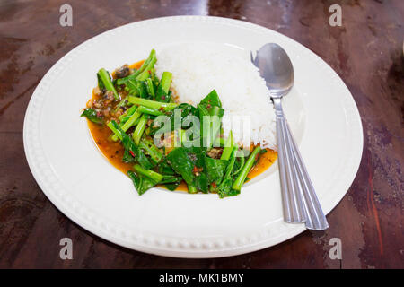 Reis mit gesalzenem Fisch Grünkohl in weiße Scheibe in Thai Restaurant Stockfoto