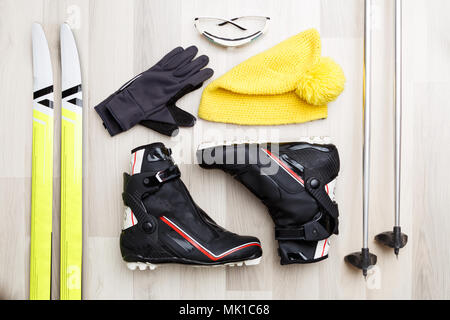 Bild von Skifahrer Zubehör auf Holz- Hintergrund. Stockfoto