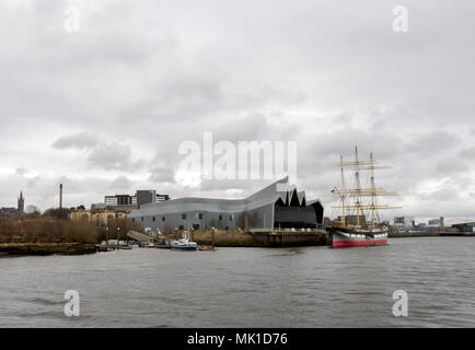 GLASGOW, Schottland - 27. MÄRZ 2018: Das Riverside Museum (Glasgow Museum für Verkehr) auf der anderen Seite des Flusses Clyde. Stockfoto