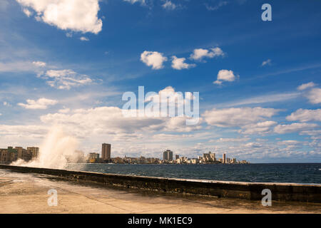 Uferpromenade des Malecon in Havanna mit Wellen Stockfoto