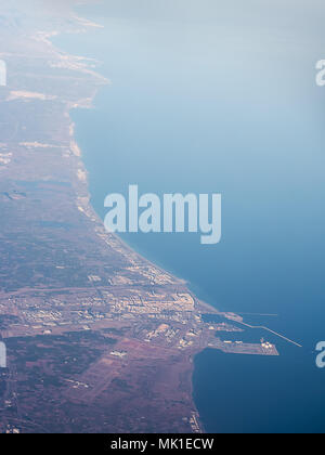Stadt und Hafen von sagunt in der Provinz Valencia vom Flugzeug aus gesehen Stockfoto