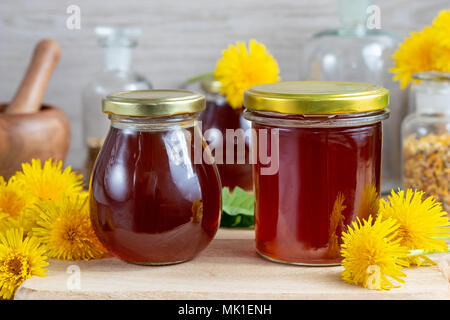 Löwenzahn Honig in Gläsern mit frischen Blumen Stockfoto