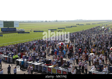 Läufer und Reiter in Aktion in der Tweenhills Pretty Polly Stakes in Tag zwei des QIPCO Guineen Festival in Newmarket Racecourse. Stockfoto