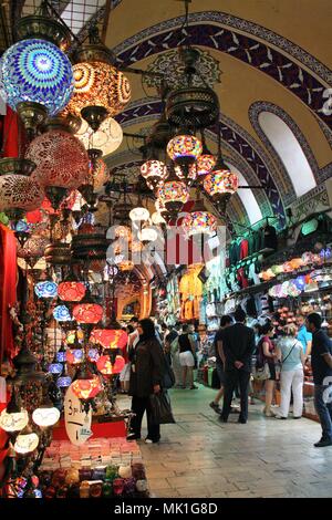 ISTANBUL - TÜRKEI AM 08.02.2010 Der Grand Bazaar und Geschäfte mit traditionellem Kunsthandwerk Stockfoto