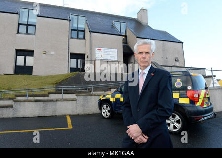 Sir Alan Massey standen neben Küstenwache Fahrzeug außerhalb Lerwick Küstenwachenstation Stockfoto