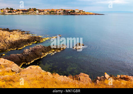 Felsige Klippen von Sozopol über dem Schwarzen Meer. schönen Sommer Landschaft und Ferienhäuser Konzept Stockfoto