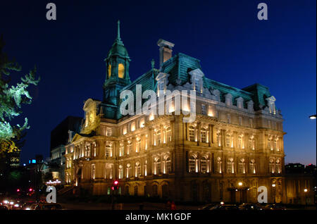 Das 5-stöckige Montreal Rathaus bei Nacht, es war zwischen 1872 und 1878 in der Zweiten Empire-Stil gebaut wurde Stockfoto