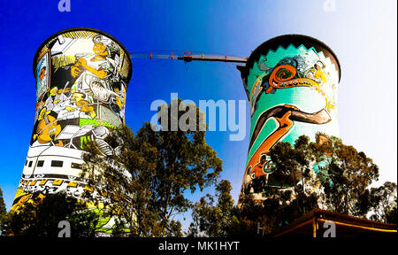 Ehemalige Triebwerk, Kühlturm, ist jetzt Turm für Base Jumping. - 25-08-2013 Soweto, Johannesburg. Südafrika Stockfoto