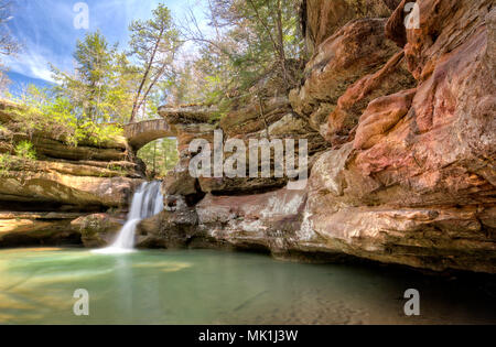 Obere fällt bei Old Man's Höhle in Hocking Hills Ohio. Dies ist eine sehr beliebte Touristenattraktion in Ohio. Stockfoto