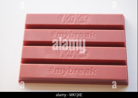 Rosa KitKat, Kit Kat jetzt zum Verkauf ausschließlich in Tesco Stores in den Vereinigten Königreiches, von Fairtrade Ruby Kakaobohnen. Stockfoto