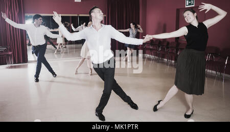 Nach tanzende Paare genießen aktiv Boogie-woogie in modernen Studio Stockfoto