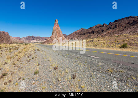 Landschaft und Aussicht auf die Ausläufer der Felsen in der Nähe RN 25, National Highway 25, Patagonien, Argentinien Stockfoto