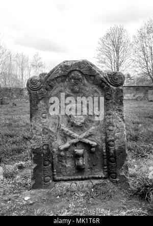 GLASGOW, Schottland - 23. APRIL 2018: ein schwarz-weiß Foto eines Schädel und Knochen Kreuz auf einem grabstein an der Govan alte Pfarrkirche. Stockfoto