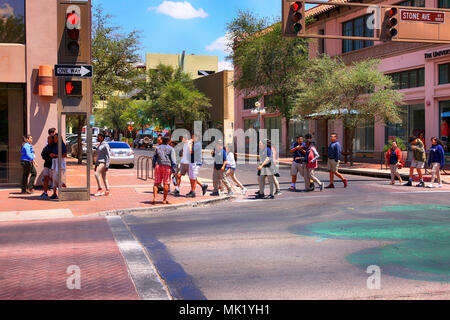 Männliche und weibliche HS Schüler überqueren Sie die Straße in der Innenstadt von Tucson AZ Stockfoto