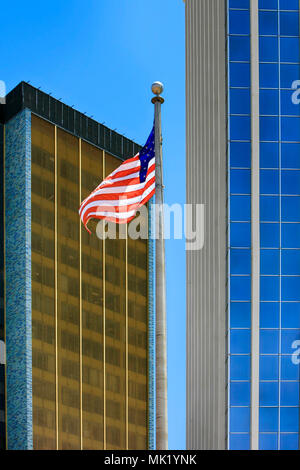 Die amerikanische Flagge stolz vor der beiden höchsten Wolkenkratzer in Tucson AZ Stockfoto