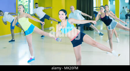 Moderne positive aktive Englische Männer und Frauen tanzen aufgeregt posiert im Studio Stockfoto