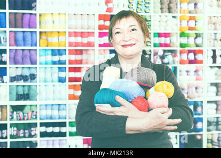 Reife Frauen mit bunten Garnen für Ihr Hobby in Handarbeit shop Stockfoto