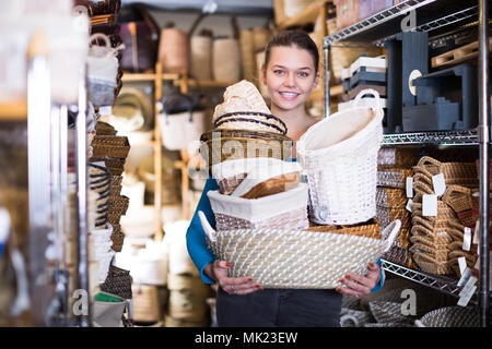 Junge Mädchen Kunden shopping Weidenkörbe im Shop für Einrichtung Stockfoto