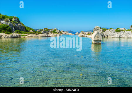 Erhaltene Lykischen steinernen Sarkophag in flachen Gewässern an der felsigen Küste von Kalekoy, Kekova, Türkei. Stockfoto