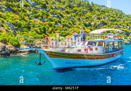 KEKOVA, Türkei - 10. MAI 2017: Das Vergnügen, Boot mit Touristen an der Küste der Insel Kekova, Leute beobachten, die Ruinen der versunkenen Stadt, am 10. Mai in Stockfoto