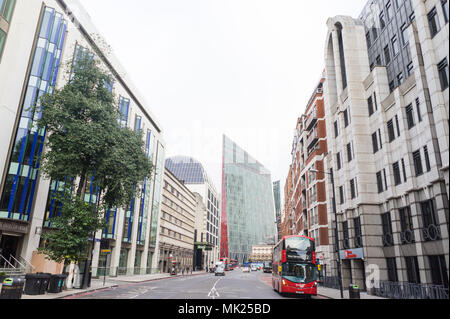 Blick auf eine Straße, Gebäude und typischen roten Bus in London, England, Europa Stockfoto