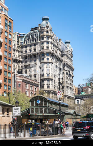 Es gibt interessante Architektur auf der West 72nd Street und am Broadway in New York City, USA Stockfoto