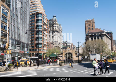 Es gibt interessante Architektur auf der West 72nd Street und am Broadway in New York City, USA Stockfoto