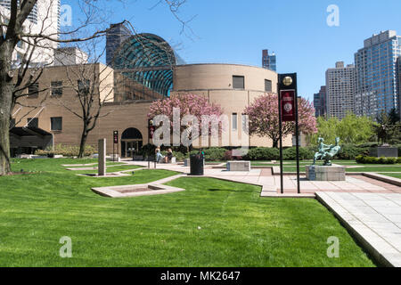 Robert Moses Plaza und Generoso Pope Memorial Auditorium, Fordham Universität Lincoln Center Campus, NYC Stockfoto