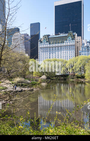 Das Plaza Hotel vom Teich im Central Park, New York City, USA Stockfoto